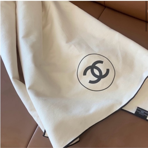 Ivory Throw with Black Emblem - Picture 1 of 10